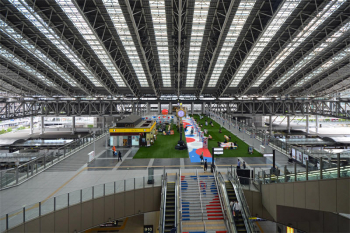大阪ステーションシティ　大阪・関西万博会期中　大阪駅5階の「時空の広場」　日本最大級となる３ｍの球体LEDビジョン「LINQ VISION」を設置！: 陽は西から昇る！ 関西のプロジェクト探訪