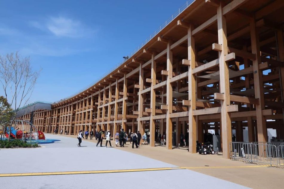 大屋根リングの柱にびっしり...万博で「ユスリカ」大量発生 運営は殺虫剤などで対策、専門業者へ相談も(J-CASTニュース) - Yahoo!ニュース