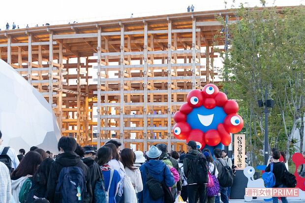 大阪万博の虫がフランスの像にも大量付着!“死骸”がアレルギーを誘発、3年前から指摘も(週刊女性PRIME) - Yahoo!ニュース