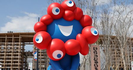「ミャクミャクを置いていかないで〜！」大阪・関西万博でぬいぐるみの落とし物続出⇨「細胞分裂したんじゃ...」の声も | ハフポスト LIFE