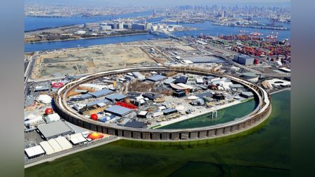 大阪万博:万博会場周辺海域でリング撮影の停留船相次ぐ…海保が注意１３５件 : 読売新聞