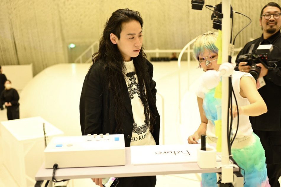 大阪・関西万博の開幕イベント衣装を担当　デザイナー・小西翔さん（高知市出身）「多彩な個性がつながるように」　東京パラに続く大役 | 高知新聞