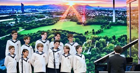 大阪万博会場に「天使の歌声」、ウィーン少年合唱団が公演 - 日本経済新聞