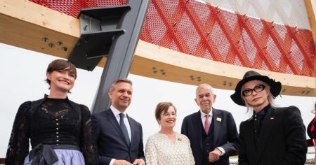 HYDE、観光大使をつとめるオーストリアのファン・デア・ベレン大統領と大阪・関西万博で面会 – THE FIRST TIMES