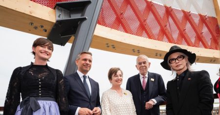 HYDEがオーストリア大統領と大阪・関西万博で再会、ウィーン少年合唱団の歌声も堪能 - 音楽ナタリー
