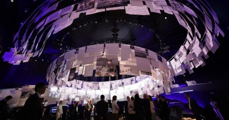 大阪万博パビリオン「北欧館」、渦巻き状のスクリーンに映るオーロラと人々の日常 - 日本経済新聞