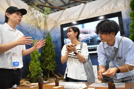 【茨城新聞】《大阪・関西万博2025》大子の林業　魅力発信　茨城県内自治体で唯一出展　間伐材アロマ体験好評