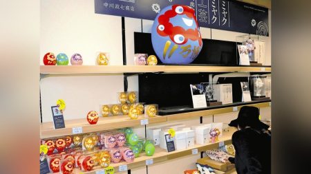 大阪万博:「ミャクミャクだるま」大人気、手描きで職人技光る…１９７０年万博に続き親子２代でダルマ展示 : 読売新聞