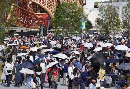 1日来場者16万人超、開幕50日でじわじわ来場者増える万幕　6月次第で黒字化うかがう（産経新聞） - Yahoo!ニュース