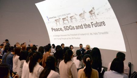 【大阪・関西万博】アイスランド大統領と本学学生が「平和と平等」について対話 ～国連パビリオンで開催された「アイスランド・ナショナルデー」に登壇～ ｜立命館大学