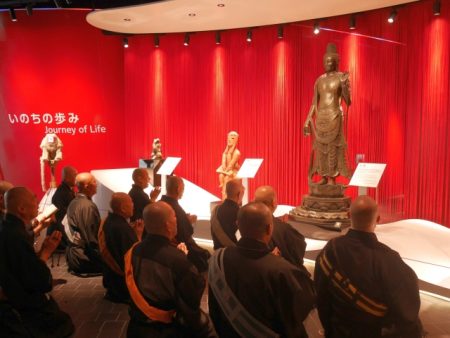 【大阪・関西万博】薬師寺聖観世音菩薩像の分身像前で法要　命輝く未来へ祈り｜奈良新聞デジタル