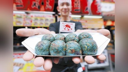 大阪万博:歯も舌も青くなる青いたこ焼き、「ちょっとだけ平和の味します」…万博フードで粉もん界に革新 : 読売新聞