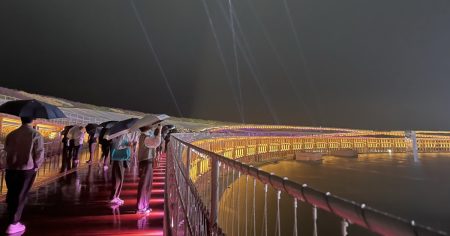 大阪万博、雨の日でも楽しむ　長く過ごせるパビリオンや光の幻想 - 日本経済新聞