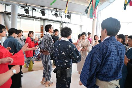 万博の最奥地で「高速盆踊り」…日本全国から伝統芸能一同に | Lmaga.jp