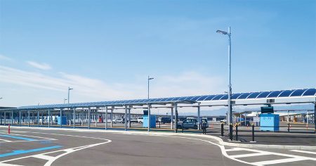屋根がペロブスカイトのバス停、顔認証の入場システムなどが迎える | 日経クロステック（xTECH）