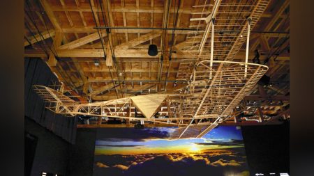 大阪万博:万博・イタリア館に木製飛行機の復元骨格…１００年前にローマから東京へ飛んだ「命がけの大冒険」伝える : 読売新聞