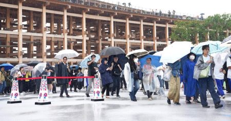 梅雨入りの万博、雨対策に不安の声　大屋根リングは「傘」にならず　水浸しで食事する人も - 産経ニュース