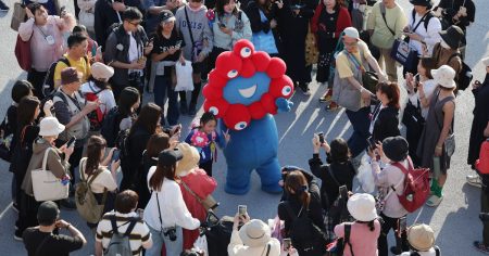大阪万博、ミャクミャク様をリスペクト？　適度な距離感で笑顔の輪 - 日本経済新聞