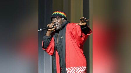 大阪万博:アフリカ「レゲエ界のレジェンド」万博会場で戦争・平和テーマの代表曲を熱唱…立ち見客も : 読売新聞