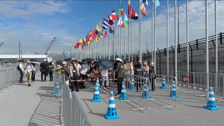 【大阪・関西万博】蒸し暑い…30度超える気温　近畿各地・万博会場でも…　真夏日の中約1．6キロのゲート「迂回路」が運用開始　高橋記者が体験取材！　見えた利点と課題とは…？（ABCニュース） - Yahoo!ニュース