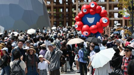 まるで異世界だよ…｢大阪･関西万博｣ではオワコン､｢20年前の愛知万博｣では必需品だった"アイテム" もうスマホがなければ何も知れない､できない | PRESIDENT Online（プレジデントオンライン）