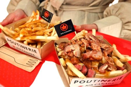 万博「背徳グルメ」と話題、カナダのソウルフードを無料配布 | Lmaga.jp