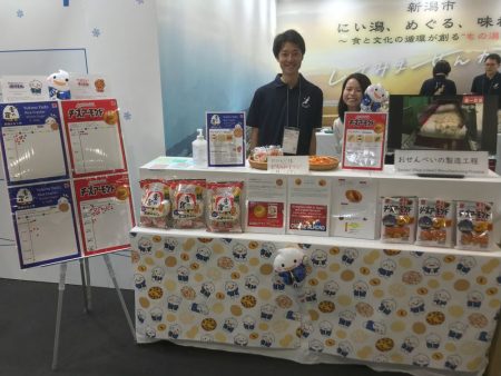 三幸製菓、大阪・関西万博の試食配布に手応え 「チーズアーモンド」と「雪の宿黒糖みるく味」が高評価