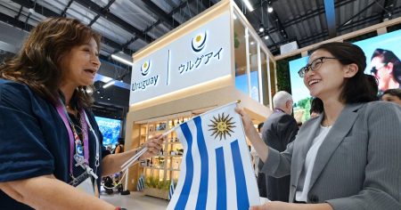 大阪万博ウルグアイパビリオン、国旗を配って「国を知って」マテ茶試飲会も - 日本経済新聞