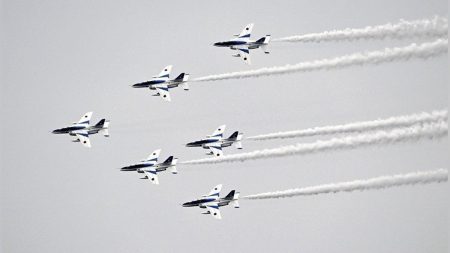 大阪万博:万博のブルーインパルス飛行「７月１２・１３日」、中谷防衛相が最終調整と説明 : 読売新聞
