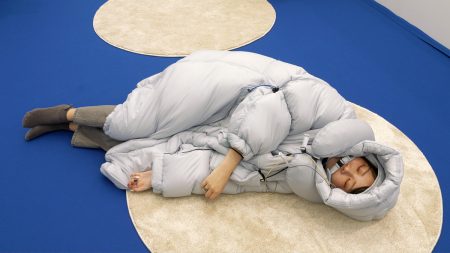 いつでもどこでも快適に眠れる睡眠服「ZZZN SLEEP APPAREL SYSTEM」が大阪・関西万博の会場に出現、心拍を測定して音声や光の明滅で快適な睡眠環境を即座に構築可能 - GIGAZINE