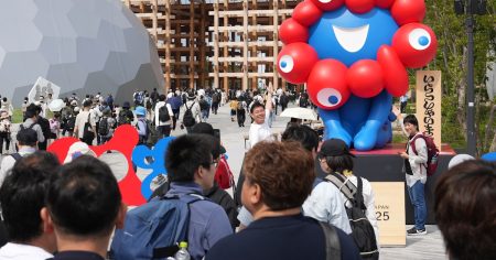 大阪府、万博への子供招待で引率ツアー　保護者同伴できない児童対象 - 日本経済新聞