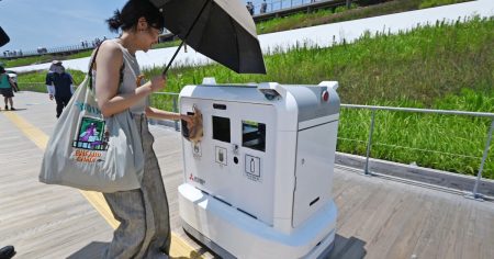 大阪万博会場、歩けばゴミ箱がやってくる　清掃も新技術の芽 - 日本経済新聞