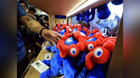 大阪万博:「ミャクミャク」グッズ７３点３３万円相当を万引きした疑い…大阪府警、大学生の男２人を逮捕 : 読売新聞