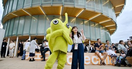 大阪万博チェコパビリオン、アートやビールを堪能　マスコット「レネ」も人気 - 日本経済新聞