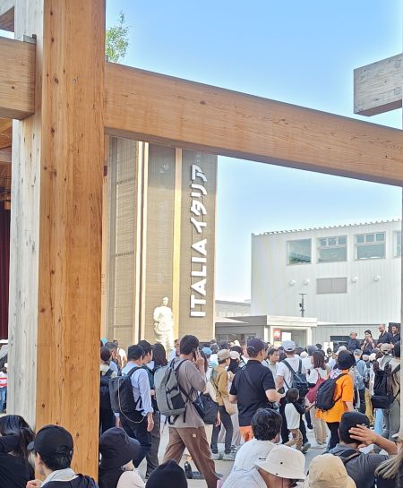 大阪・関西万博で5時間立って並んだ、イタリア館が一番人気な理由 | グルメ情報誌「おとなの週末Web」
