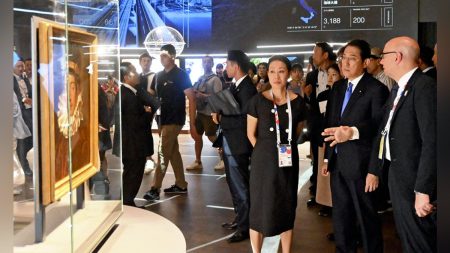 大阪万博:岸田前首相、万博会場のイタリア館を観覧…古代ローマの彫刻などを熱心に見入る : 読売新聞