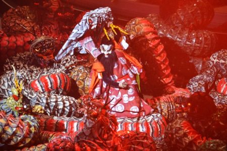 【大阪・関西万博】55頭の「大蛇」に圧巻 - 伝統芸能「石見神楽」の特別公演｜奈良新聞デジタル
