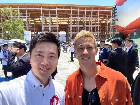 本田圭佑が大阪・関西万博に登場　吉村知事と2ショットにファン騒然 | 話題の投稿 | スポーツブル (スポブル)