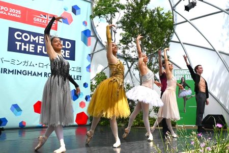 灼熱の万博で英国名門バレエ団野外ステージ…暑さに負けず拍手喝采 | Lmaga.jp