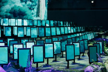 大阪・関西万博パビリオン「TECH WORLD」。560台の同期するタブレットで表現された生命の神秘に圧倒 | CINRA