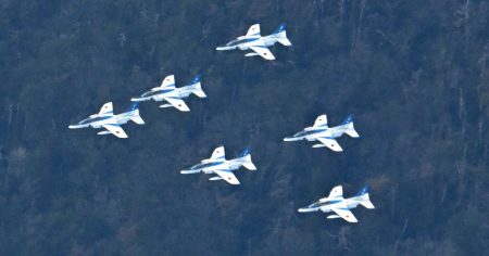 ブルーインパルス　万博会場で12、13日展示飛行に再挑戦　防衛省 | 毎日新聞
