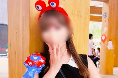 《万博会場で赤い下着で迷惑行為か》「セクシーポーズのカンガルー、発見っ」女性インフルエンサーの行為が世界中に発信　協会は「投稿を認識していない」｜NEWSポストセブン