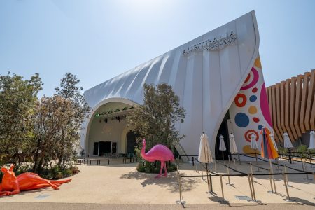 大阪・関西万博オーストラリアパビリオンで恐竜パフォーマンスショーが開催 | SPICE - エンタメ特化型情報メディア スパイス