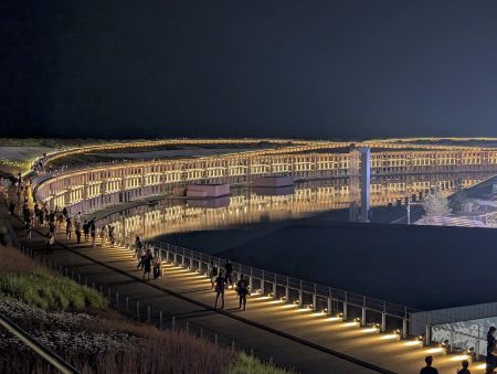 【写真】大阪万博のオススメは「幻想的すぎる」大屋根リングの夜景--パナ最新の照明技術を体感 - CNET Japan
