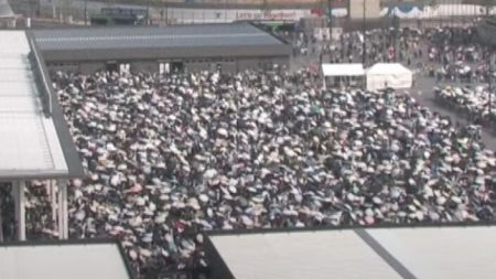 万博東ゲート前には長蛇の列…花火の大混雑　約6000人が一時滞留　バスに100人乗れず…“並ばない万博”の実現は　午前9時台は2週間先まで満員状態続く | MBSニュース