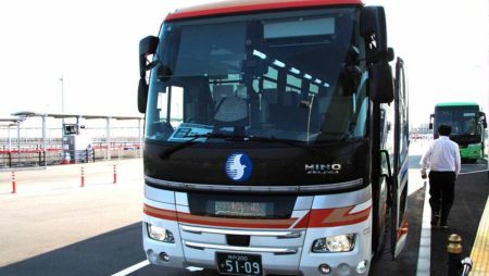 予約だらけの万博に｢予約不要｣で攻めるバス会社　並べば乗れて割安料金、鉄道よりも利便性高い | ローカル線･公共交通 | 東洋経済オンライン