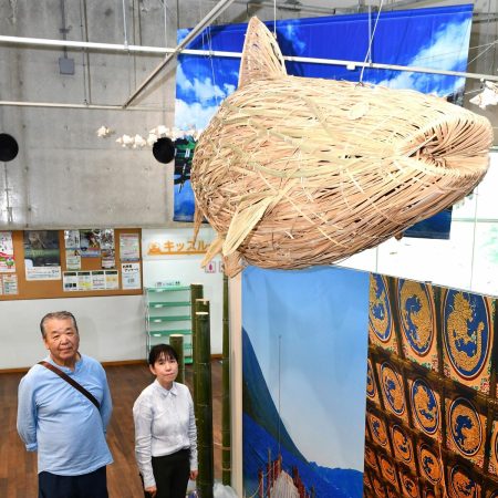 大阪・関西万博から「竹製アユ」凱旋　県なかがわ水遊園で展示スタート　「万博の雰囲気を地元で」大田原｜県内主要,地域の話題｜下野新聞デジタルニュース｜下野新聞デジタル