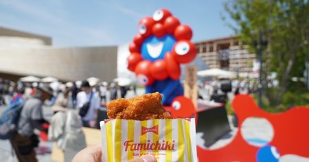 大阪万博、ファミチキ販売日本一　ランチ需要1日1900個キャッチ - 日本経済新聞