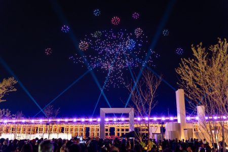 大阪・関西万博の夜空に突然現れた「あるもの」　圧巻の演出に「これは新しい」「驚きです！」 | LIMO | くらしとお金の経済メディア