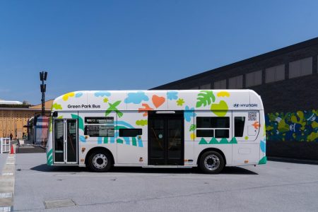 大阪・関西万博に行く人に朗報。疲れたら涼しい車内で休憩できる電気バス「グリーンパークバス」を探そう！ (1/2) - Webモーターマガジン